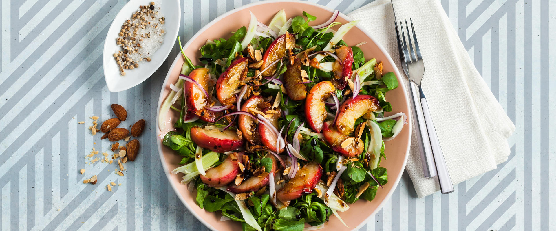 Nyttig sallad med persika